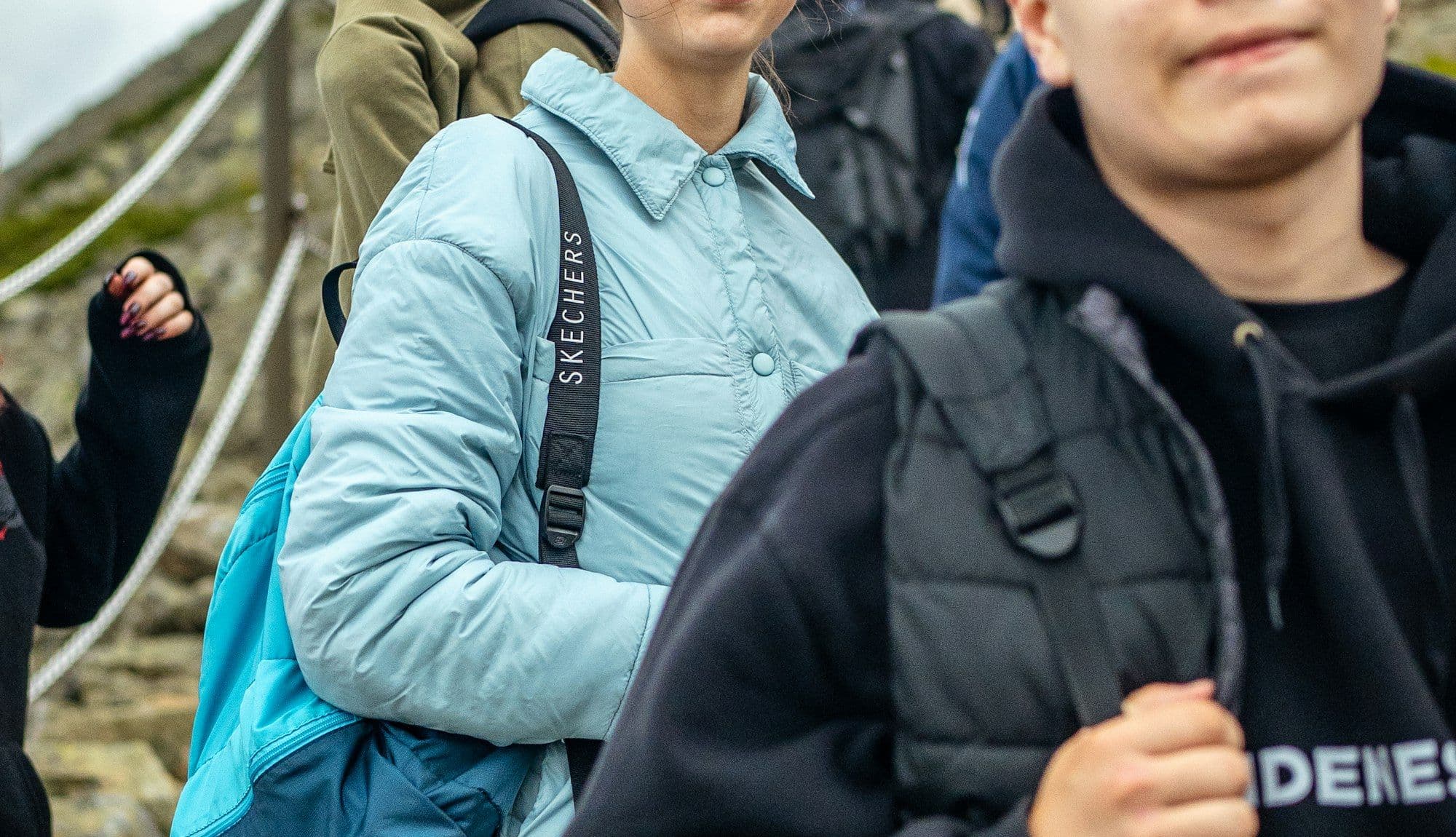 Gruppo di studenti con lo zaino in gita all'aperto